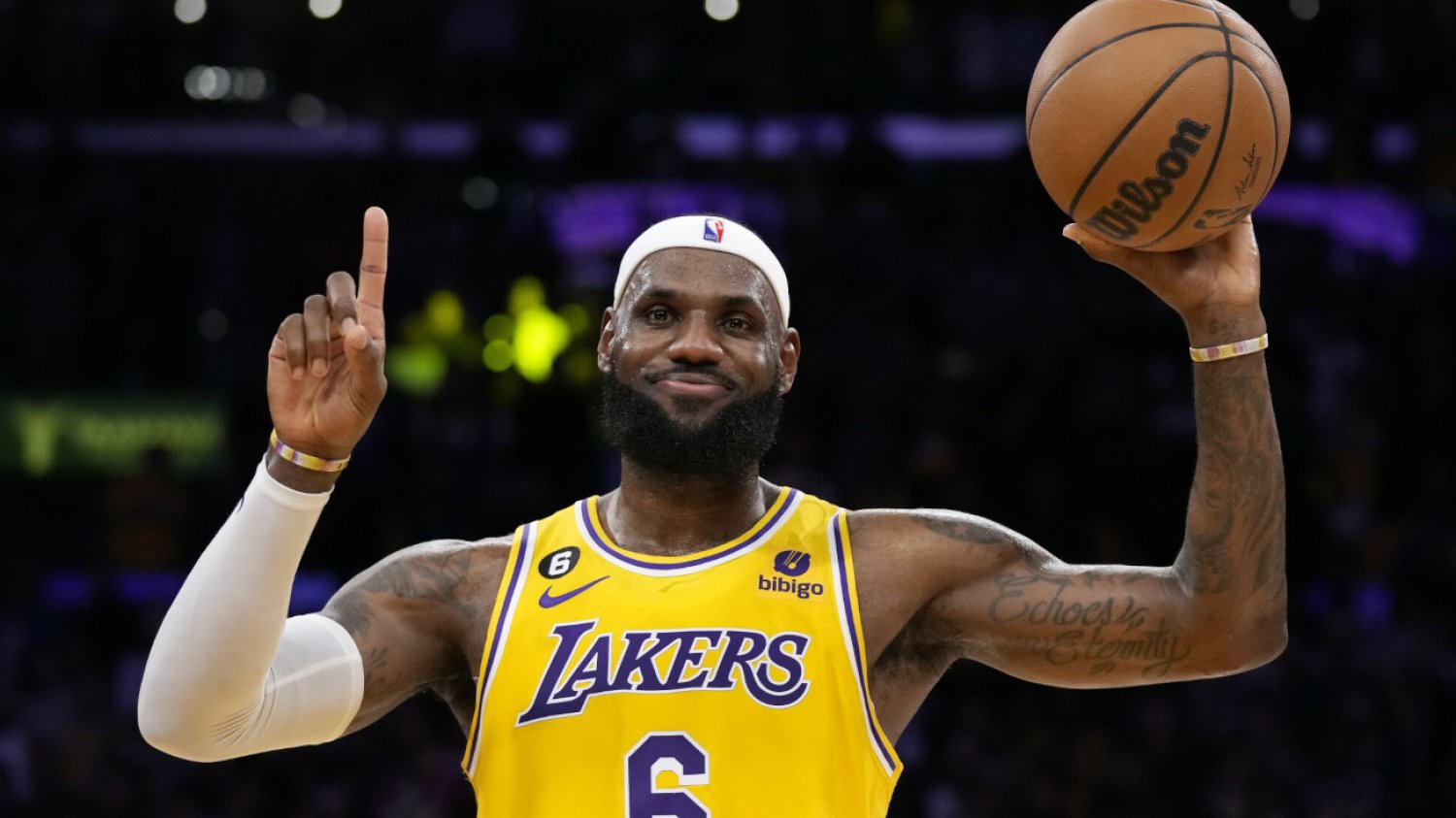 LeBron James przekroczył barierę 38 387 punktów, zostając najlepszym strzelcem w historii NBA.