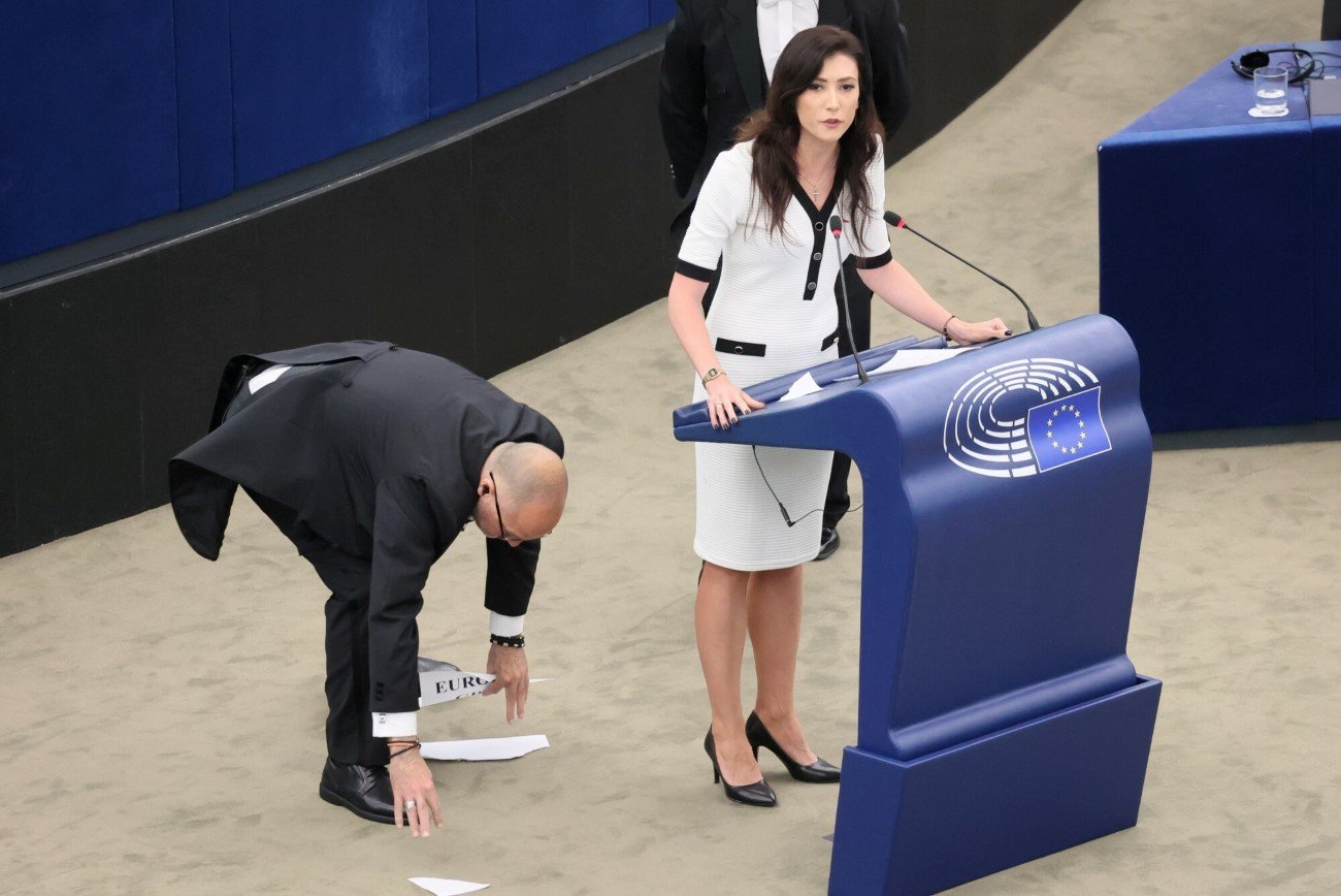 Europosłanka Ewa Zajączkowska-Hernik (Konfederacja) podczas pierwszego wystąpienia w PE.