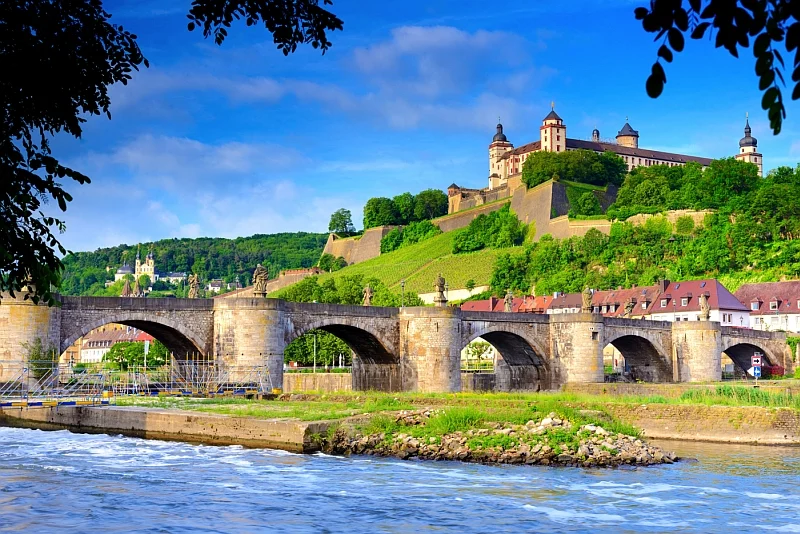 Tereny zielone barokowego miasta Würzburg nad rzeką Men