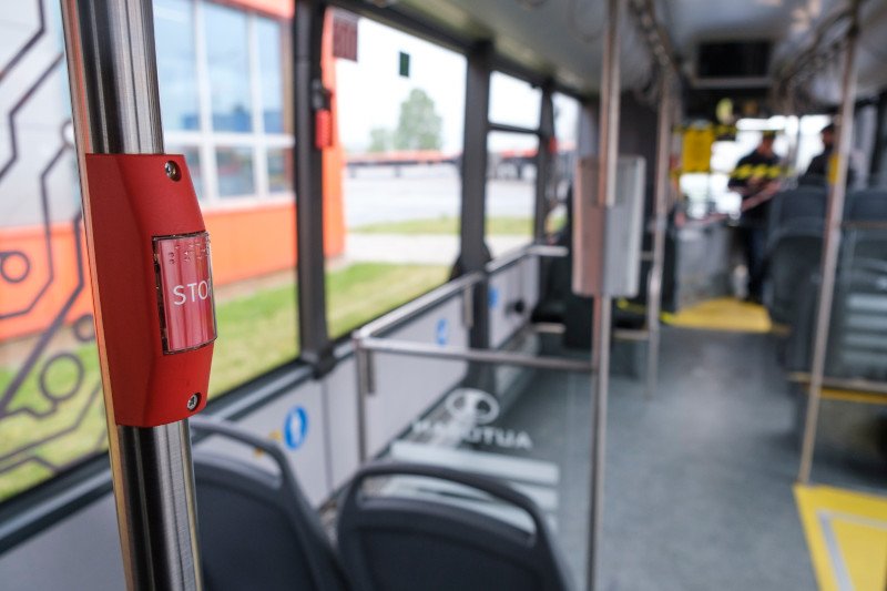 Piła: policja zatrzymała 24-latka, który ostrzelał z wiatrówki autobus.