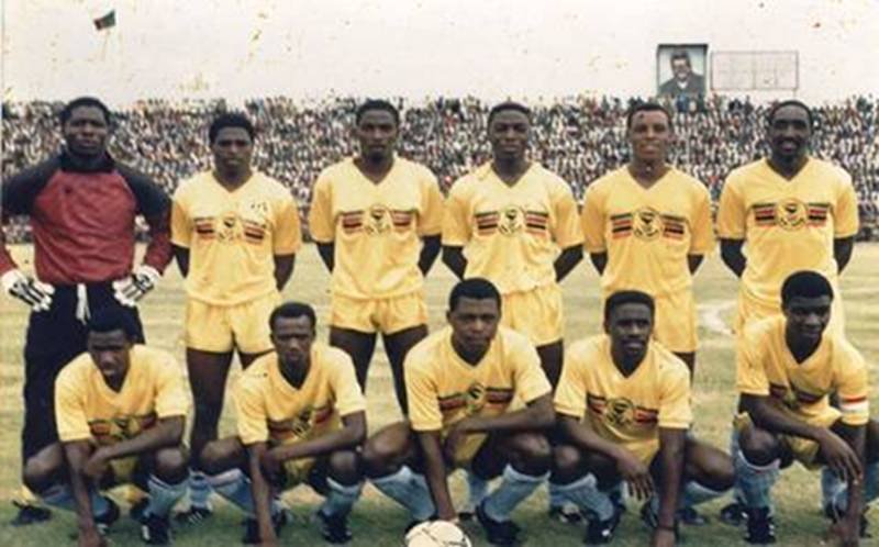 Widoczni na zdjęciu piłkarze zginęli tragiczne przy gabońskim wybrzeżu. Po 19 latach ich rodacy w tym samym Gabonie są o krok od historycznego wyczynu.