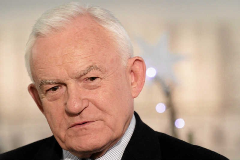 Leszek Miller krytykuje polskie władze za brak reakcji na ustawę uznającą UPA za bojowników o wolność.