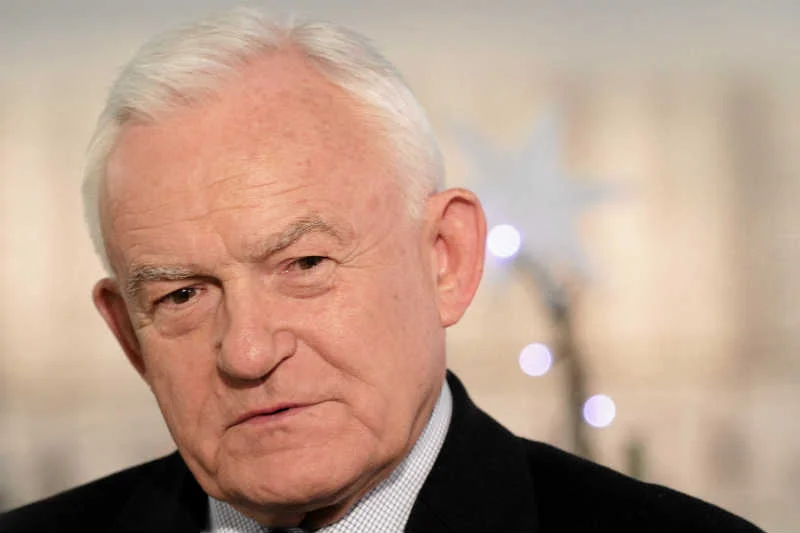 Leszek Miller krytykuje polskie władze za brak reakcji na ustawę uznającą UPA za bojowników o wolność.