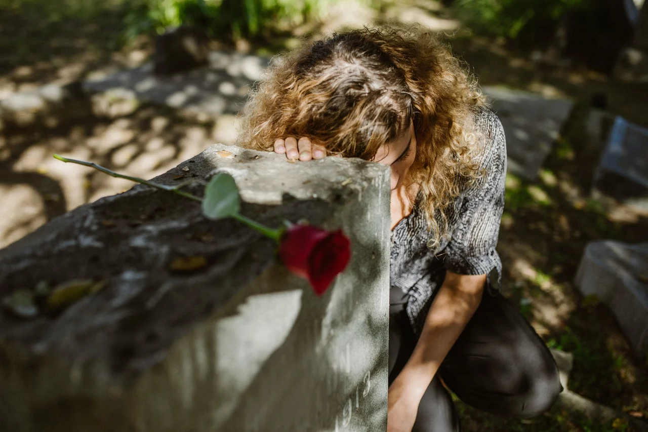 Ile trwa żałoba i jakie są jej etapy? Pod koniec XX wieku nastąpiła niezwykła zmiana w sposobie radzenia sobie ze śmiercią. Śmierć znowu jest wydarzeniem o znaczeniu społecznym ze szczególnym naciskiem na indywidualne przeżywanie żałobnika.