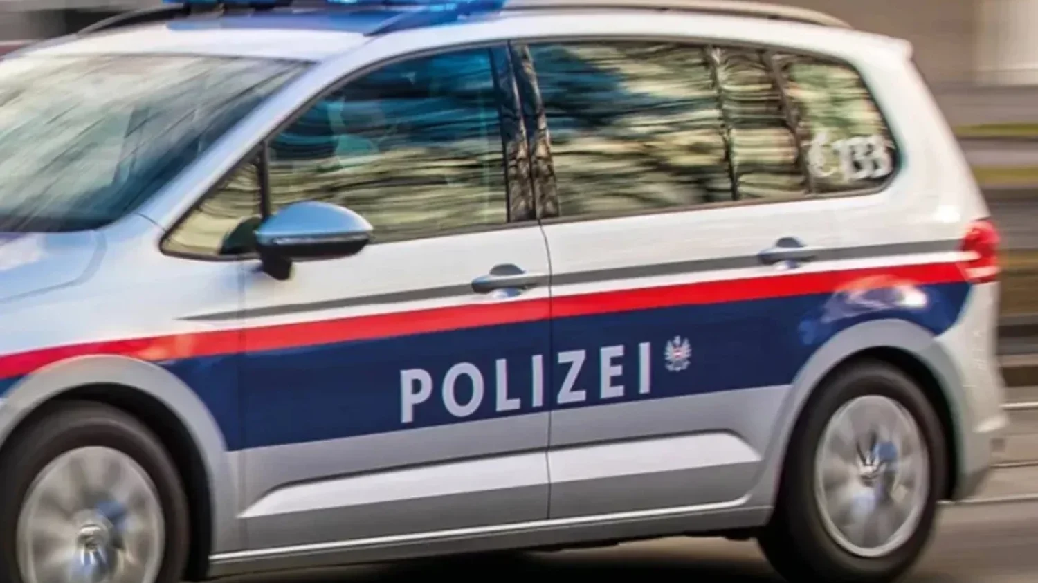 Strzelanina w szkole w Austrii. Masakrę urządził były uczeń. Sprawca miał być prześladowany w tej placówce, gdy sam się w niej uczył. Radiowóz z napisem "Polizei".
