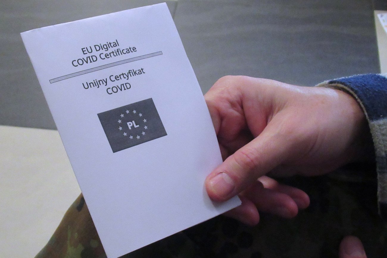 Służby zatrzymały grupę, która miała fałszować certyfikaty covidowe.