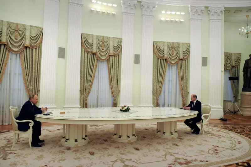 Po co Putinowi taki długi stół? Zacharowa wyjaśnia