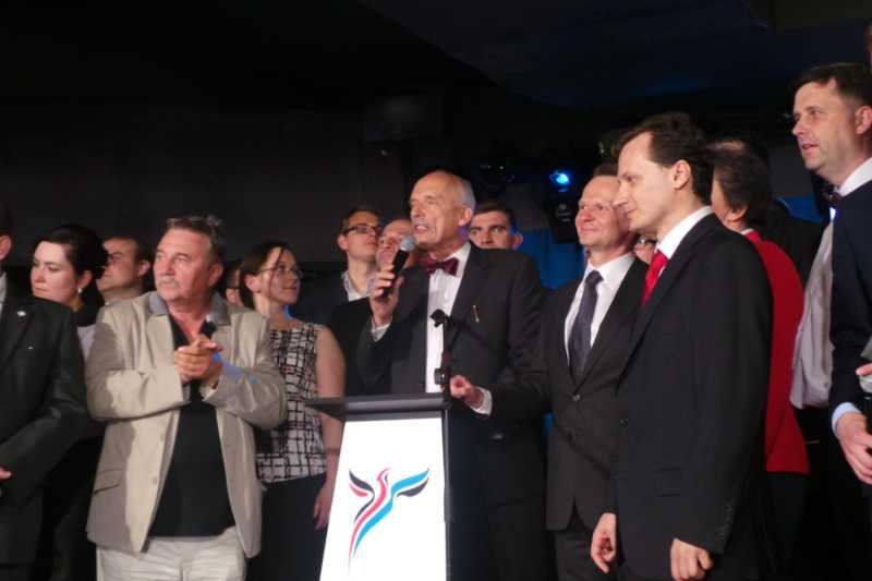 Euforia w sztabie Janusza Korwin-Mikkego.