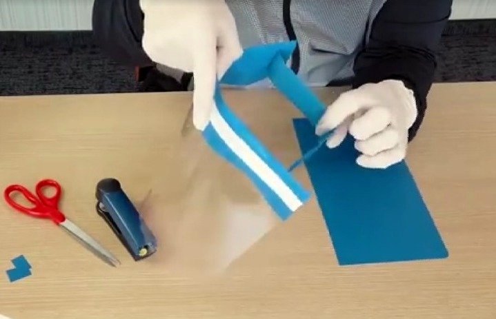 Jak domowym sposobem zrobić przyłbicę ochronną na twarz ze skoroszytu?