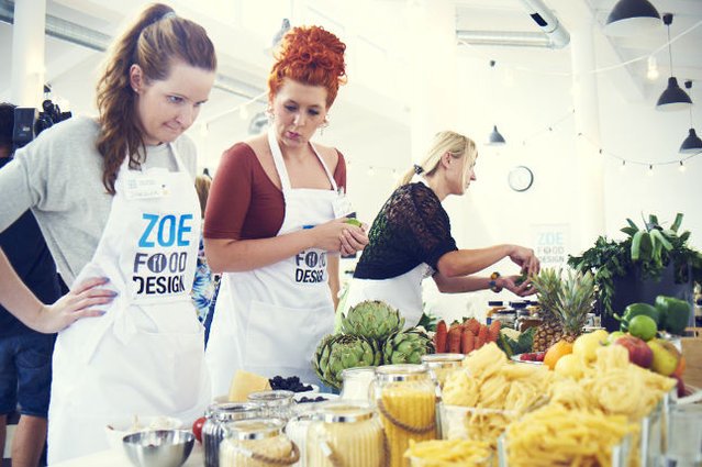 Co by tu wybrać? - zastanawiają się dwie finalistki konkursu kulinarnego ZOE Food Design. Na stworzenie popisowego dania mają tylko dwie godziny.