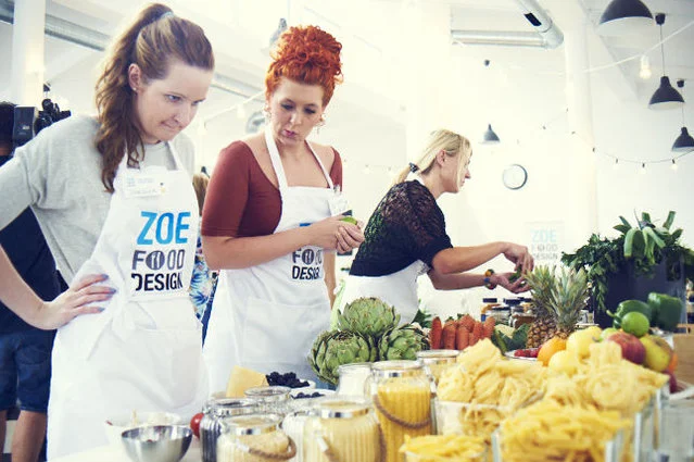 Co by tu wybrać? - zastanawiają się dwie finalistki konkursu kulinarnego ZOE Food Design. Na stworzenie popisowego dania mają tylko dwie godziny.