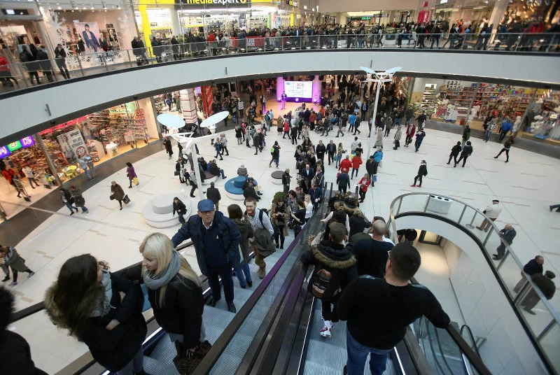 W okresie wyprzedaży centra handlowe przeżywają prawdziwe oblężenie