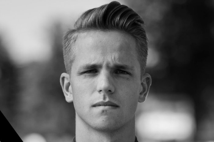 Krystian Popiela zginął w wypadku samochodowym.