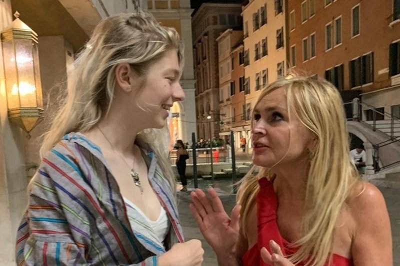 Dziennikarka pojechała do Wenecji na festiwal filmowy i tam spotkała młodą aktorkę.