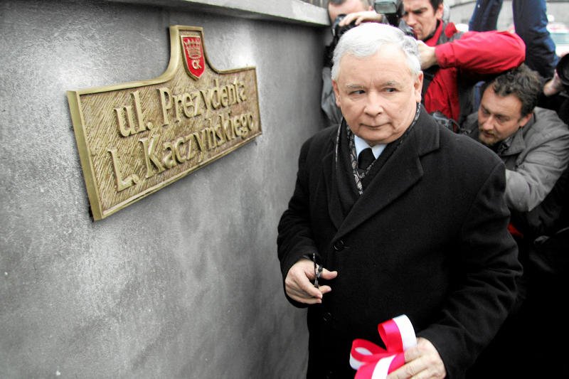 Jarosław Kaczyński pielęgnuje pamięć po swoim bracie, prezydencie Lechu Kaczyńskim.