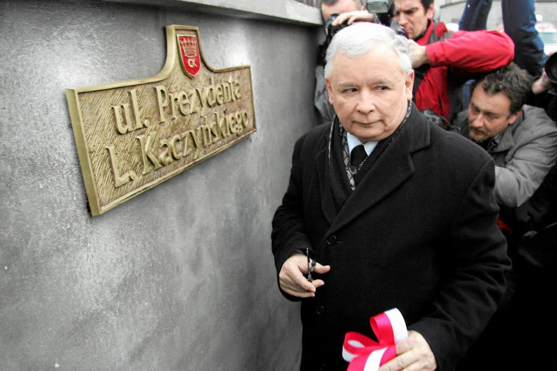 Jarosław Kaczyński pielęgnuje pamięć po swoim bracie, prezydencie Lechu Kaczyńskim.