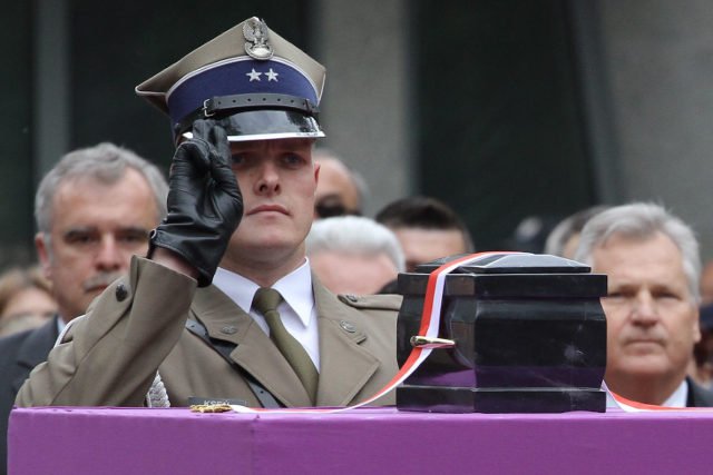 Urna z prochami gen. Wojciecha Jaruzelskiego została złożona w prostym grobie, który jest stale monitorowany