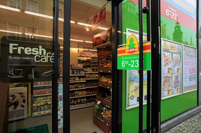 PiS zamknie w niedzielę duże markety. To prezent dla Żabki i drobnych sklepikarzy, którzy w tym czasie będą mogli zarabiać.