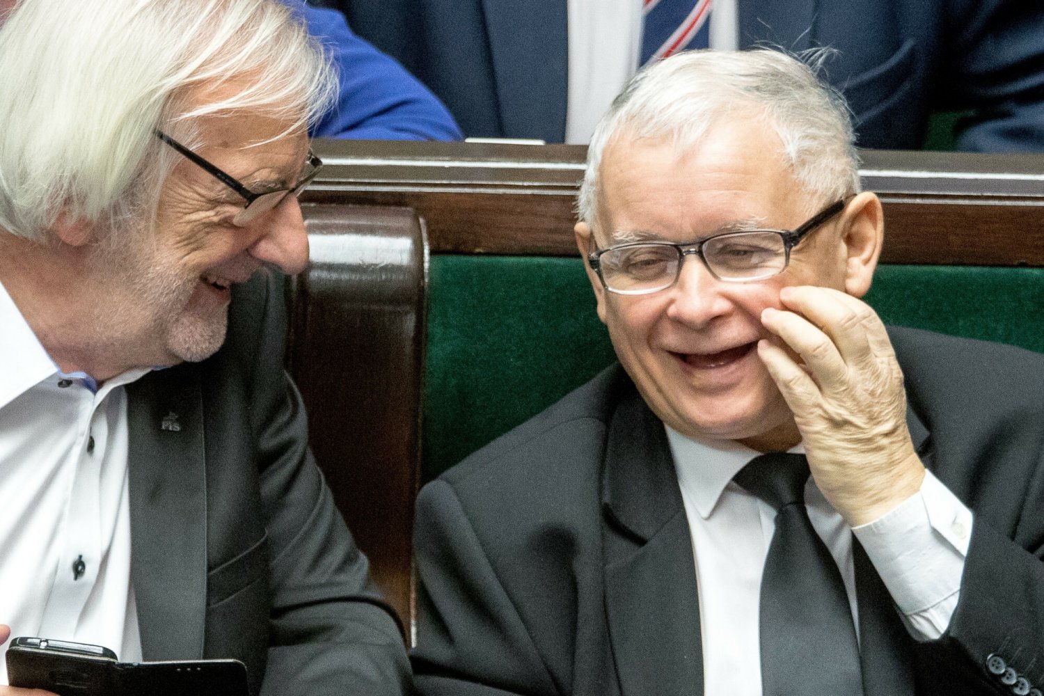 Sondaż pokazuje, jak zmieniło się poparcie dla PiS w ciągu roku.