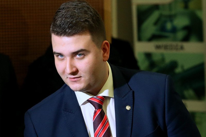 Misiewicz ciągle obecny - wiceszef MON właśnie wziął go w obronę.