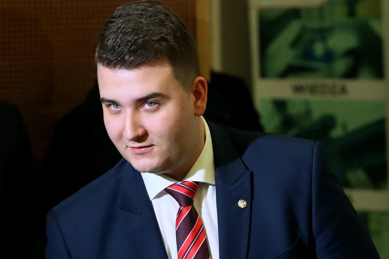 Misiewicz ciągle obecny - wiceszef MON właśnie wziął go w obronę.