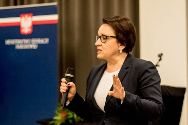 Anna Zalewska w ogniu krytyki po wypowiedzi o pogromach w Jedwabnem i Kielcach.