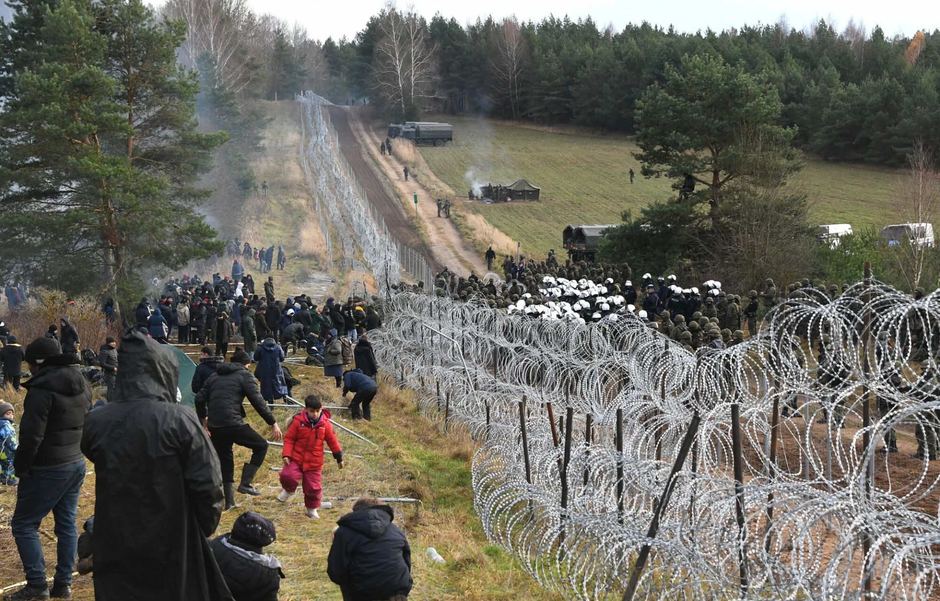 Dwie grupy migrantów sforsowały ogrodzenia.