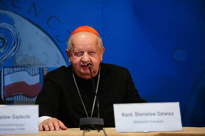 Kard. Stanisław Dziwisz atakuje media za informowanie o pedofilii w Kościele.