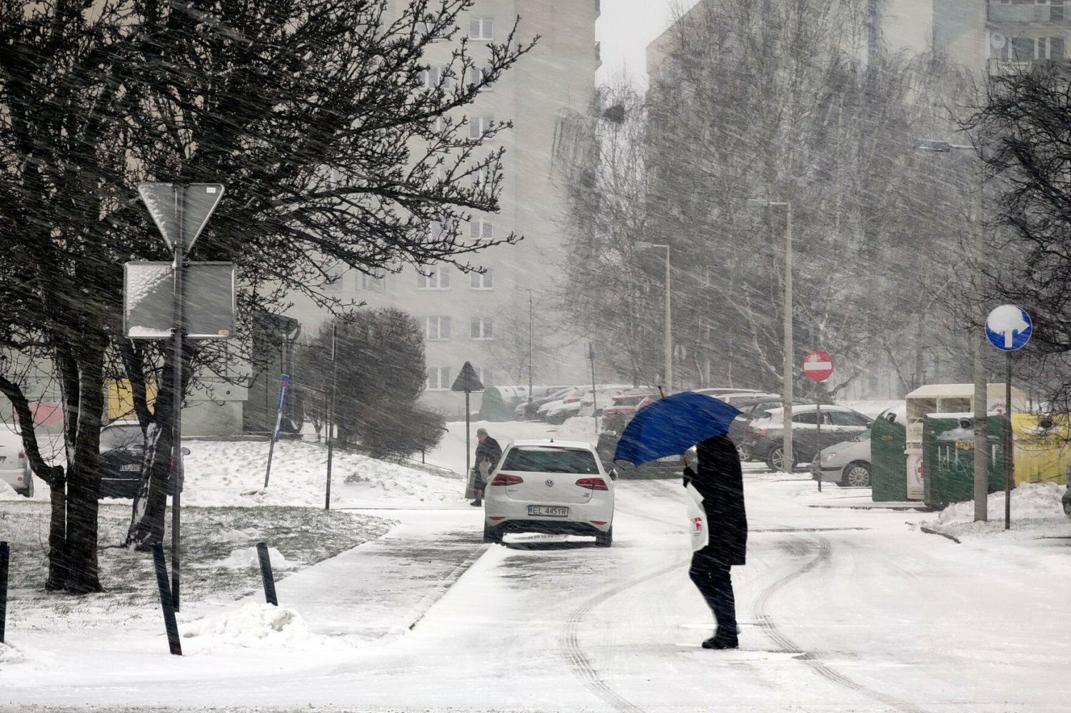 Pogoda w weekend da nam się we znaki. Nadchodzą zamiecie i silny wiatr.