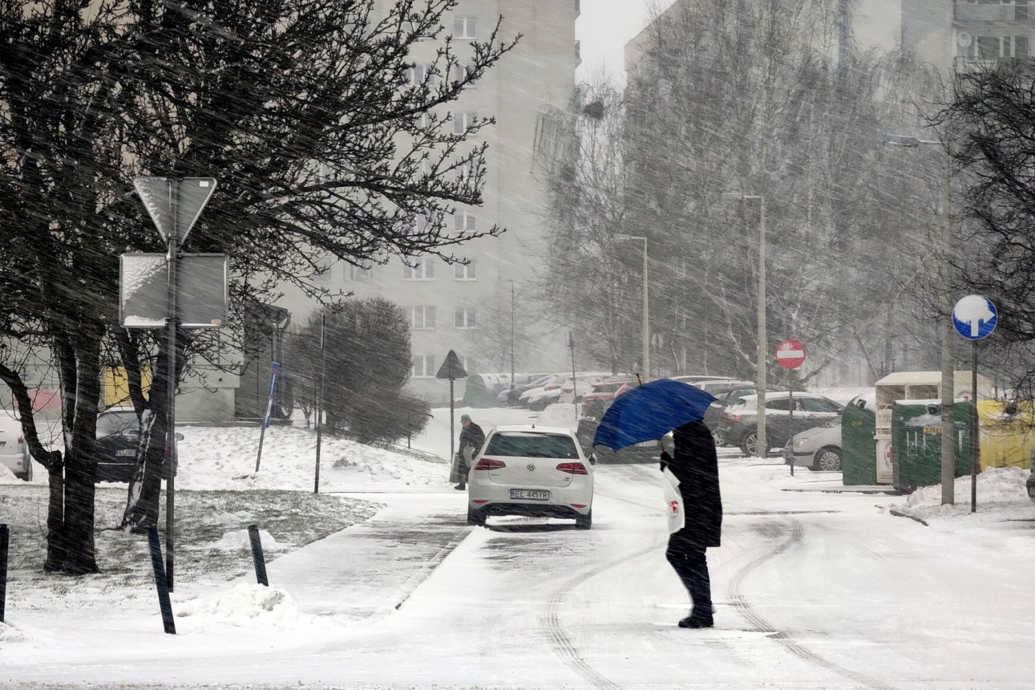 Pogoda w weekend da nam się we znaki. Nadchodzą zamiecie i silny wiatr.