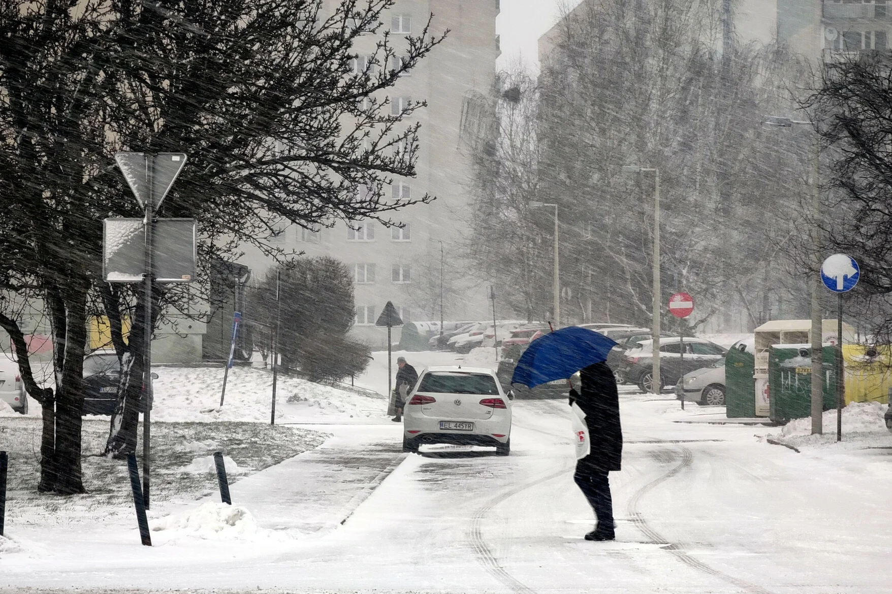 Pogoda w weekend da nam się we znaki. Nadchodzą zamiecie i silny wiatr.