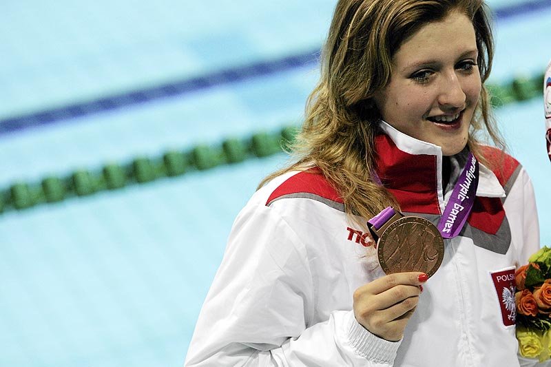 Igrzyska paraolimpijskie w Londynie. Pływaczka Paulina Woźniak podczas dekoracji