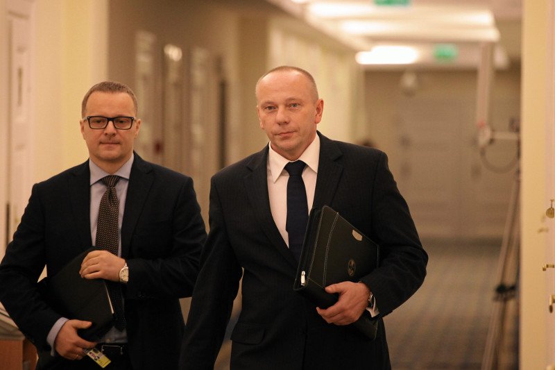 Warszawa, 2014 rok. Piotr Pytel, ówczesny szef Służby Kontrwywiadu Wojskowego w drodze na zamknięte posiedzenie komisji do spraw służb specjalnych dotyczącego zatrzymanych podejrzanych o współprace z wywiadem rosyjskim.