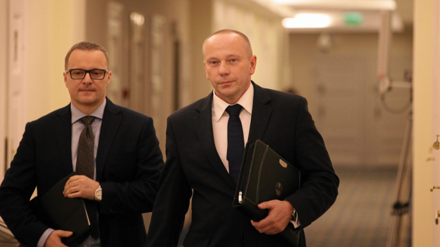 Warszawa, 2014 rok. Piotr Pytel, ówczesny szef Służby Kontrwywiadu Wojskowego w drodze na zamknięte posiedzenie komisji do spraw służb specjalnych dotyczącego zatrzymanych podejrzanych o współprace z wywiadem rosyjskim.