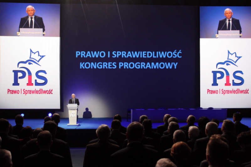 Politycy PiS są dużo bogatsi niż zwykli Polacy.