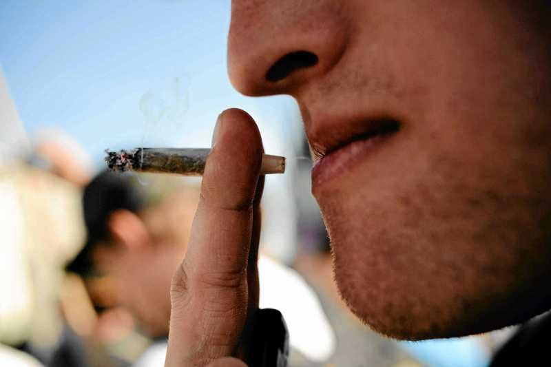 Człowiek palący skręta z marihuany