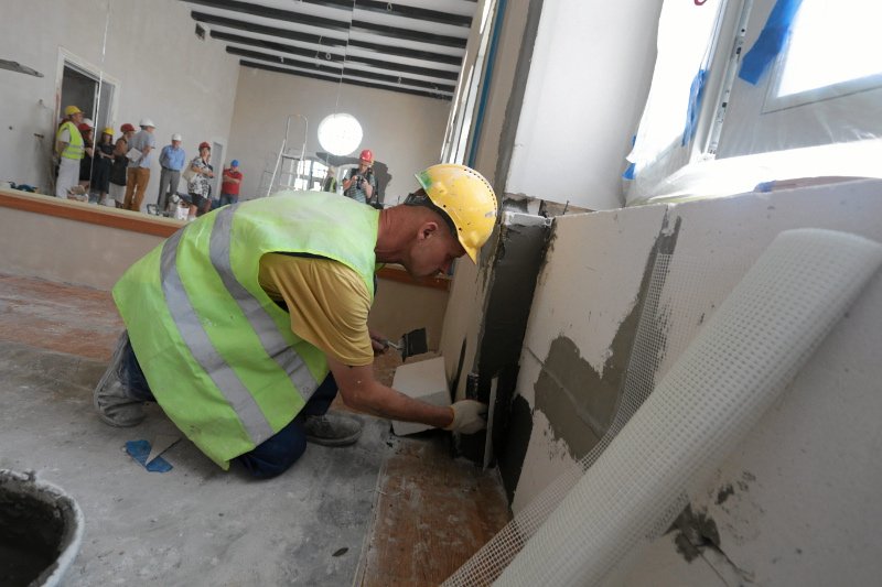 Większość szkół zdążyła z najpoważniejszymi remontami, jednak najczęściej brakuje mebli, wyposażenia pracowni przedmiotowych i książek.