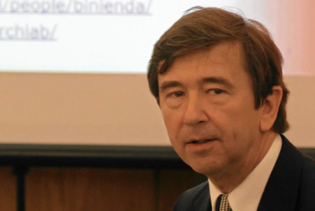 Prof. Wiesław Binienda jest członkiem komisji smoleńskiej powołąnej przez Antoniego Macierewicza i pracownikiem uniwersytetu w Akron