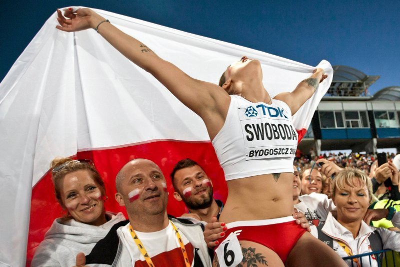 Tak z sukcesu cieszyć się potrafi tylko Ewa Swoboda. Radość, zgodnie twierdza jej znajomi z Żor, to główna cecha Ewy. Jest też  niezwykle rodzina. Na zdjęciu (z lewej) jej  rodzice. Natomiast z prawej trenerka, to trzecia z kobiet, najważniejszych w jej ż