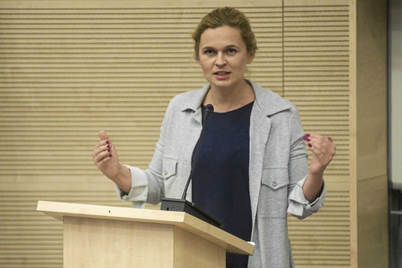 Barbara Nowacka ma szansę stać się nową twarzą lewicy, ale musi wzmocnić swój wizerunek jako politycznego lidera.