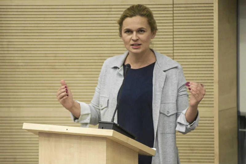 Barbara Nowacka ma szansę stać się nową twarzą lewicy, ale musi wzmocnić swój wizerunek jako politycznego lidera.