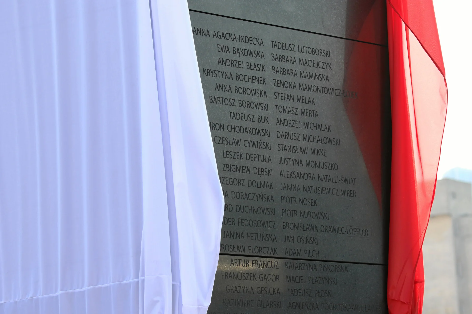 Na pomniku znalazły się nazwiska wszystkich zmarłych w katastrofie smoleńskiej.