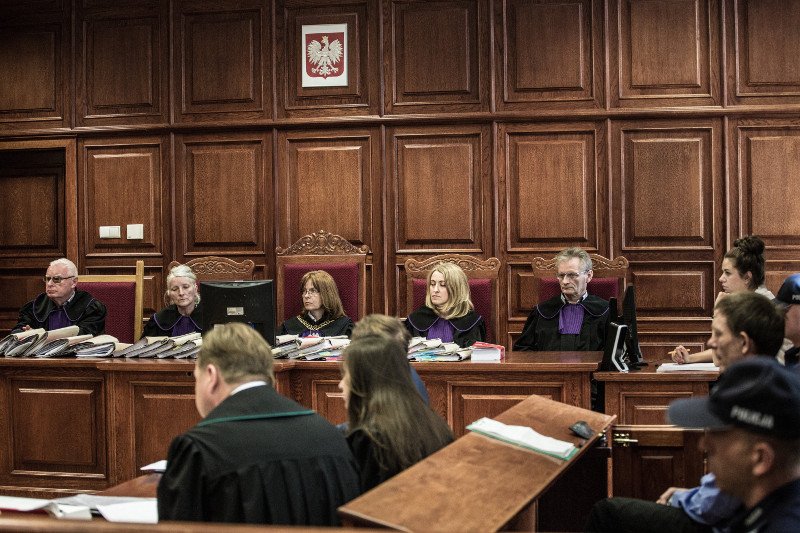 Prawie połowa Polaków nie wierzy w niezawisłość sądów.