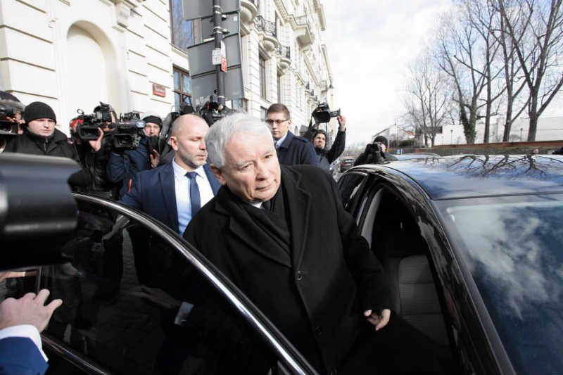 Jarosława Kaczyńskiego otacza prawdziwe biznesowe imperium.