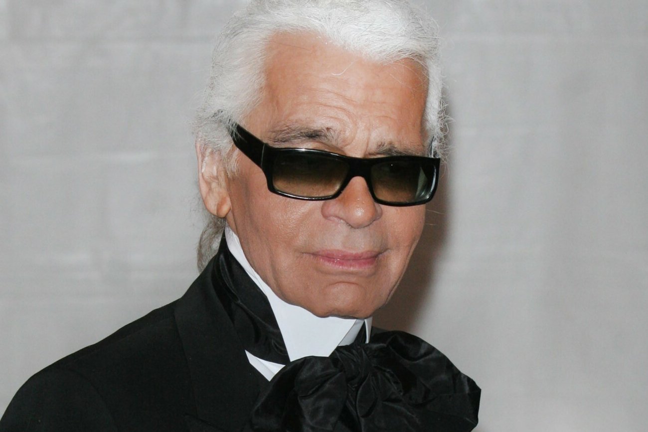 Karl Lagerfeld i kontrowersje wokół jego postaci. Oskarżano go m.in. o fatfobię.