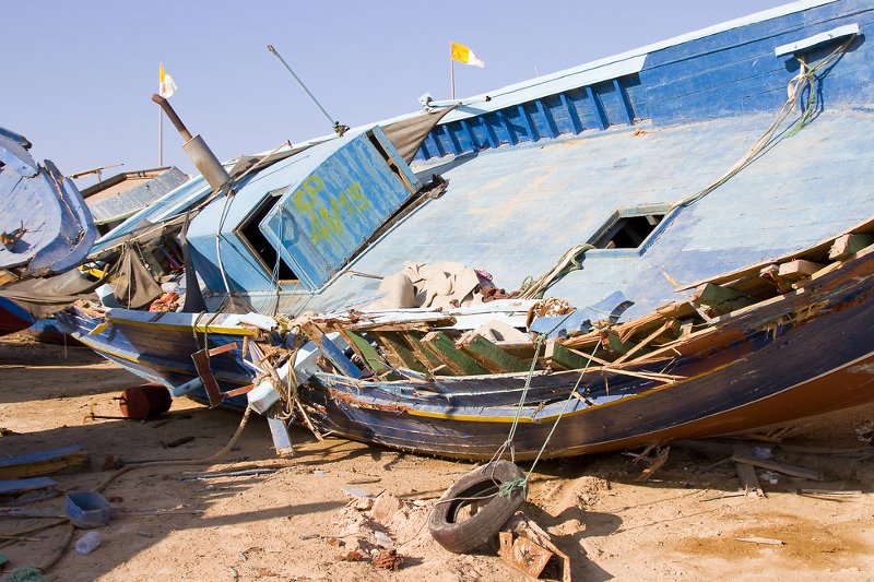 Na takich przepełnionych łodziach uciekinierzy z Libii próbują przedostać się do Włoch.