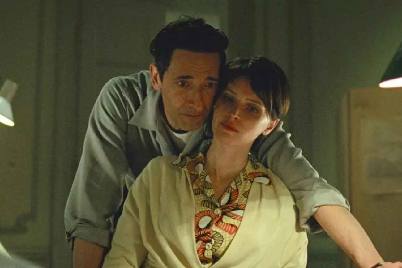 Adrien Brody i Felicity Jones w filmie "The Brutalist"