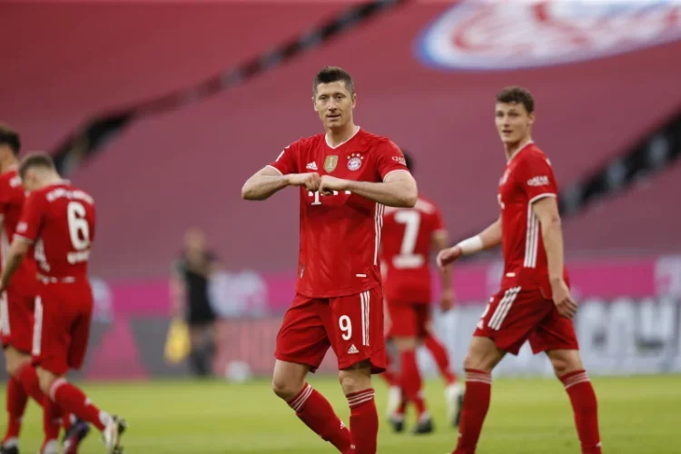 Lewandowski o pobicie rekordu Mullera powalczy w meczu z Augsburgiem. Kiedy i gdzie transmisja?