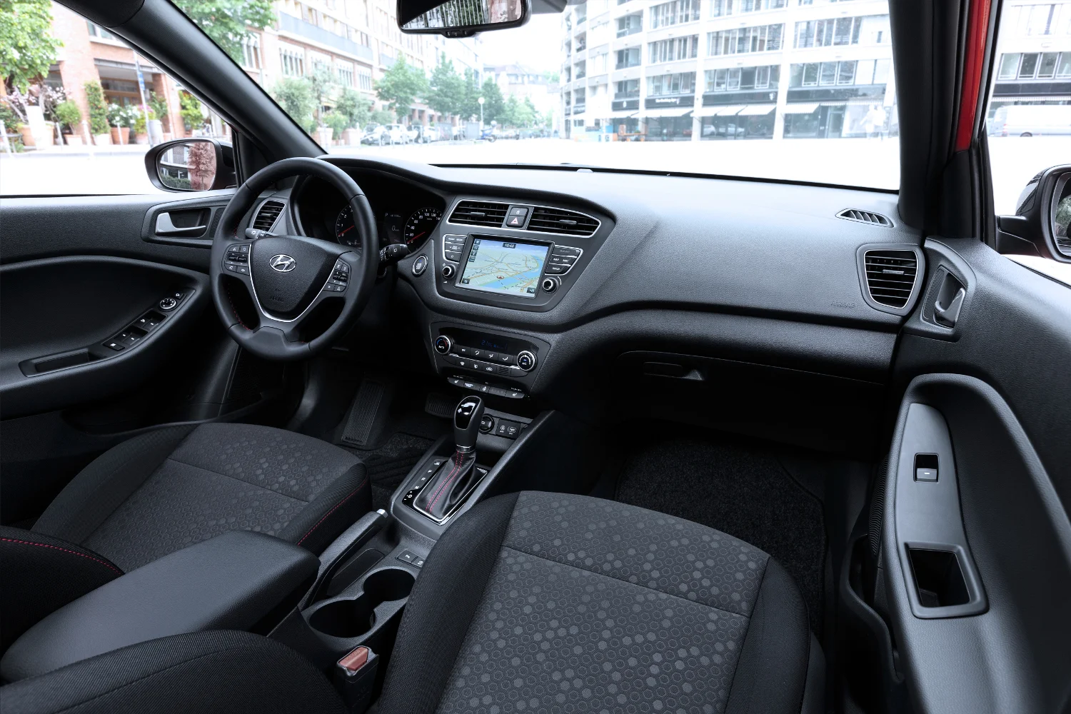 Wnętrze i20 może się podobać. Jest dużo miejsca dla kierowcy i pasażerów, a do jakości wykonania i materiałów nie sposób się przyczepić, auto może być wzorem w swojej klasie.