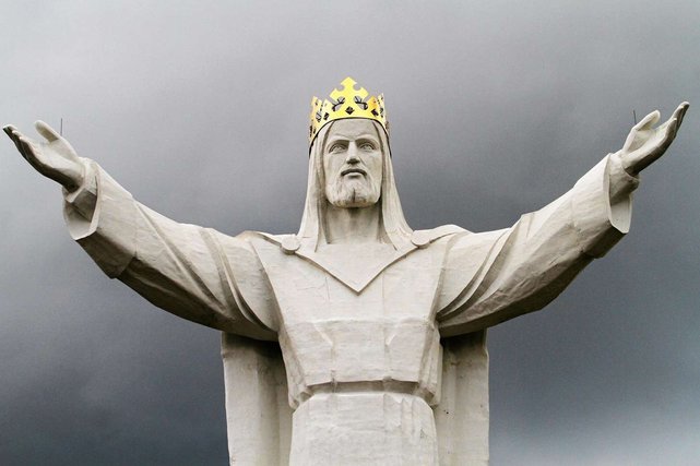 Budowniczy Pomnika Chrystusa Króla w Świebodzinie zapragnął złożenia jego serca pod figurą. Spełniono jego wolę, nielegalnie